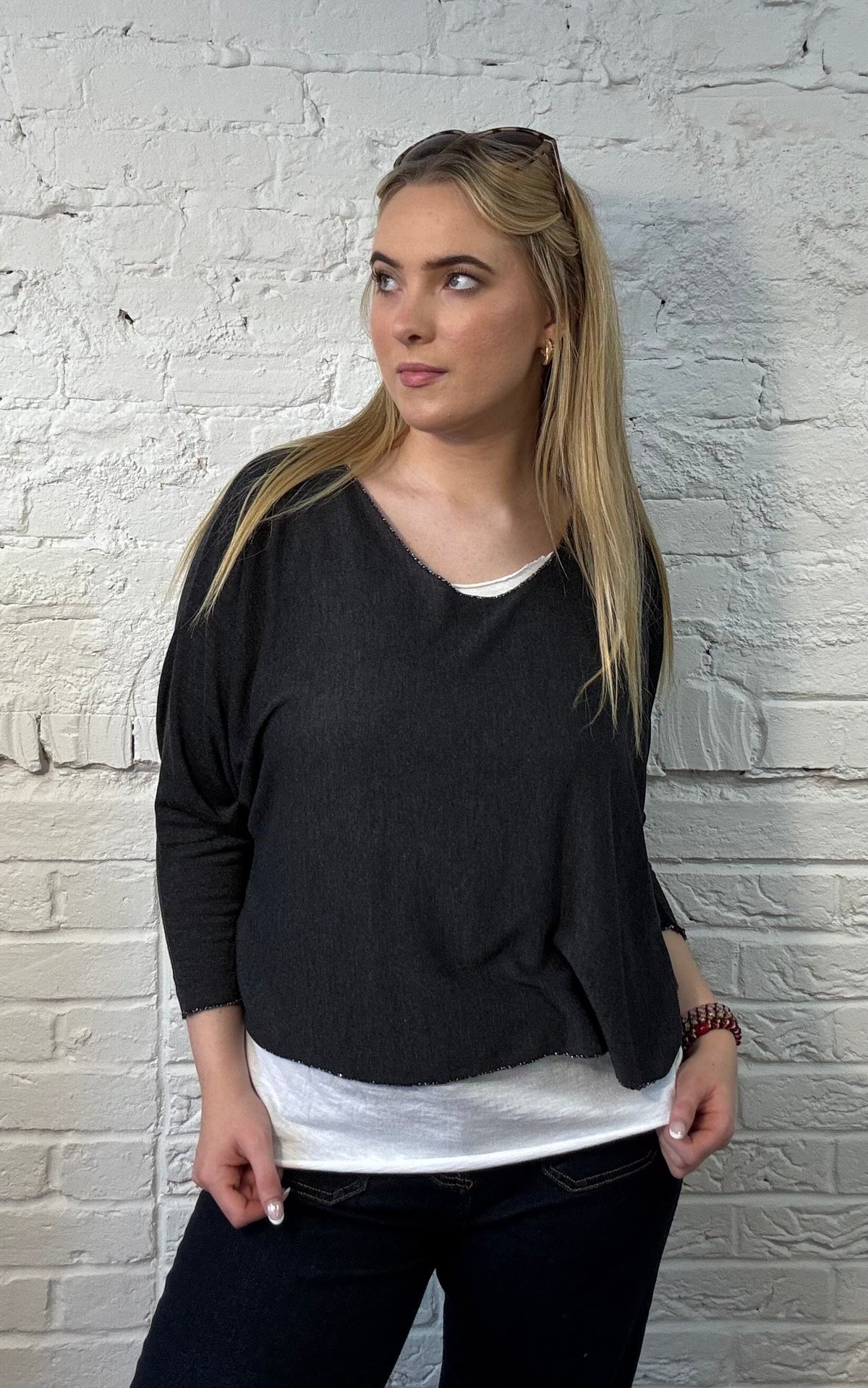 Mehrlagiges Top mit V-Ausschnitt