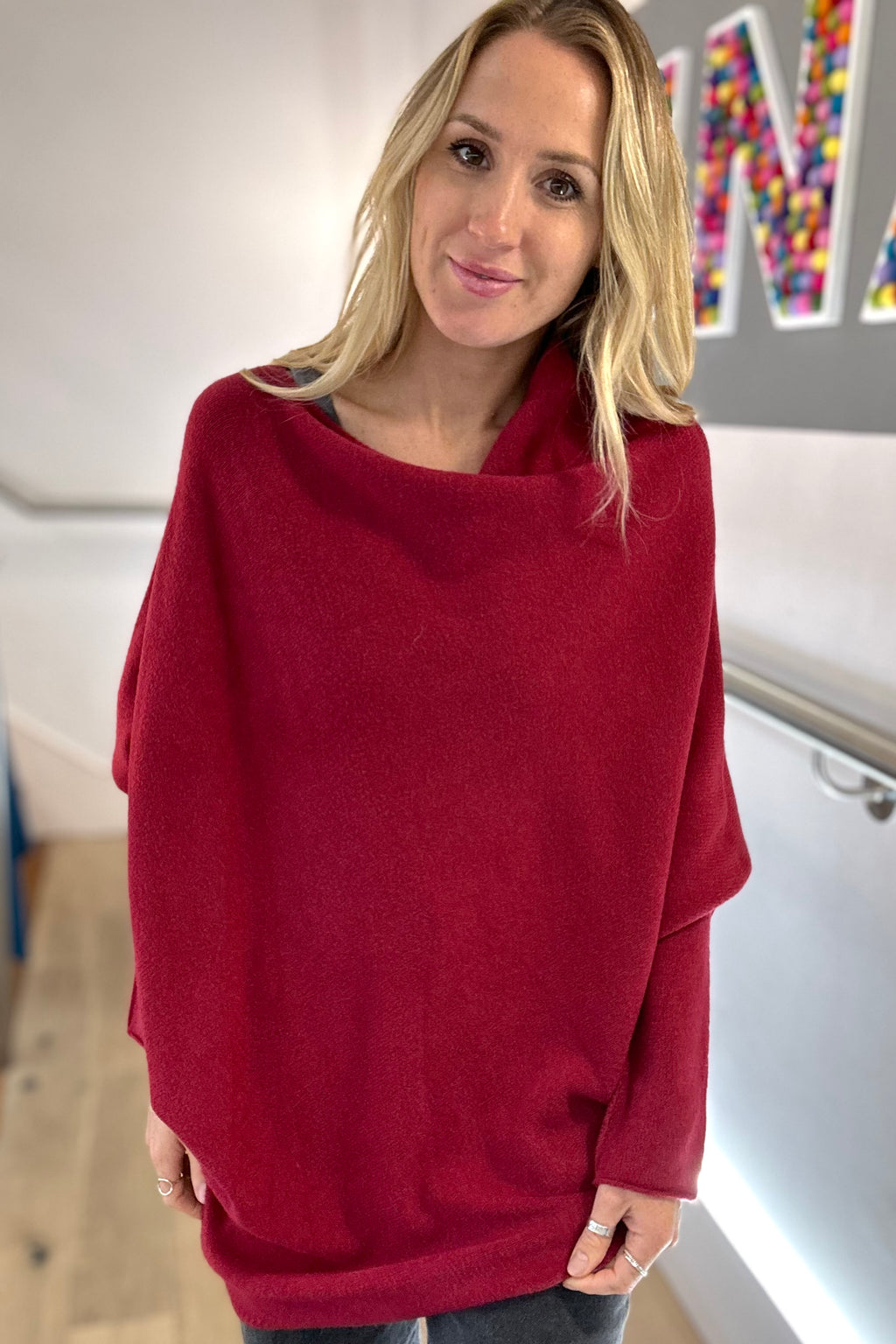 Weicher, asymmetrischer Pullover
