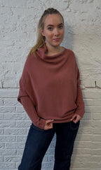 Weicher, asymmetrischer Pullover