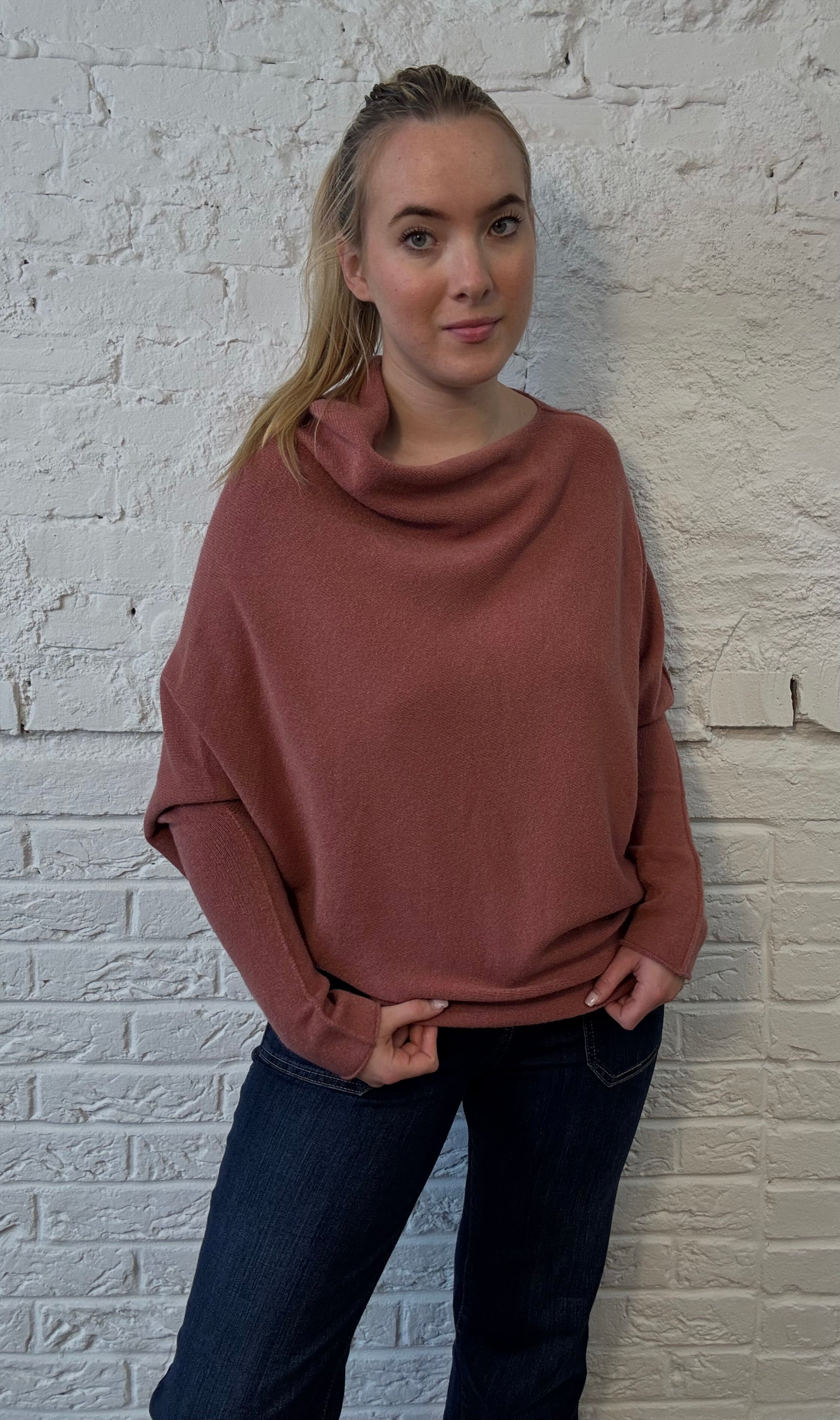Weicher, asymmetrischer Pullover