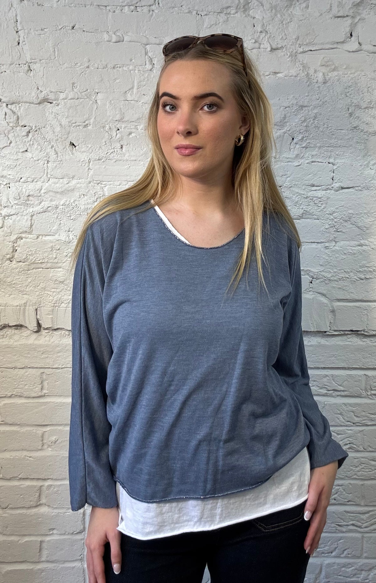 Mehrlagiges Top mit V-Ausschnitt