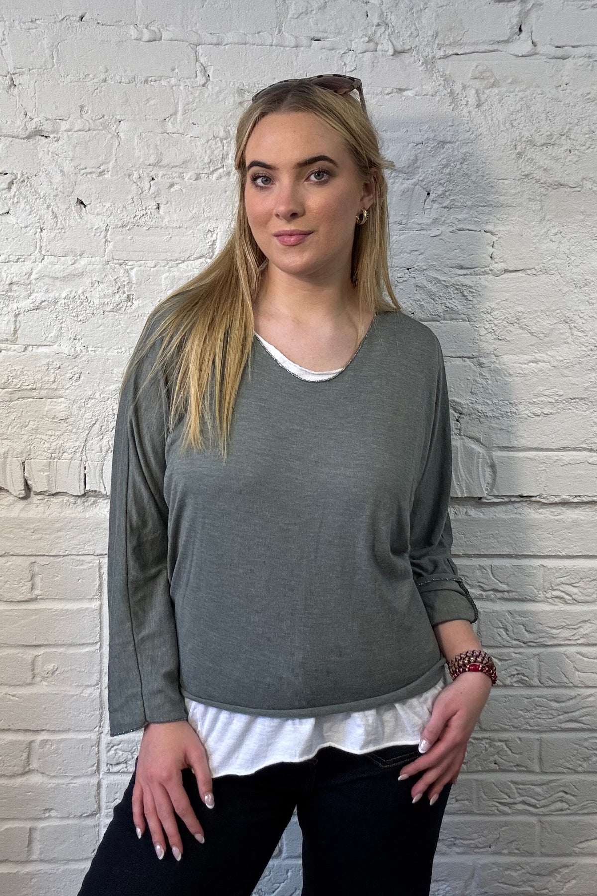 Mehrlagiges Top mit V-Ausschnitt