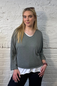 Mehrlagiges Top mit V-Ausschnitt