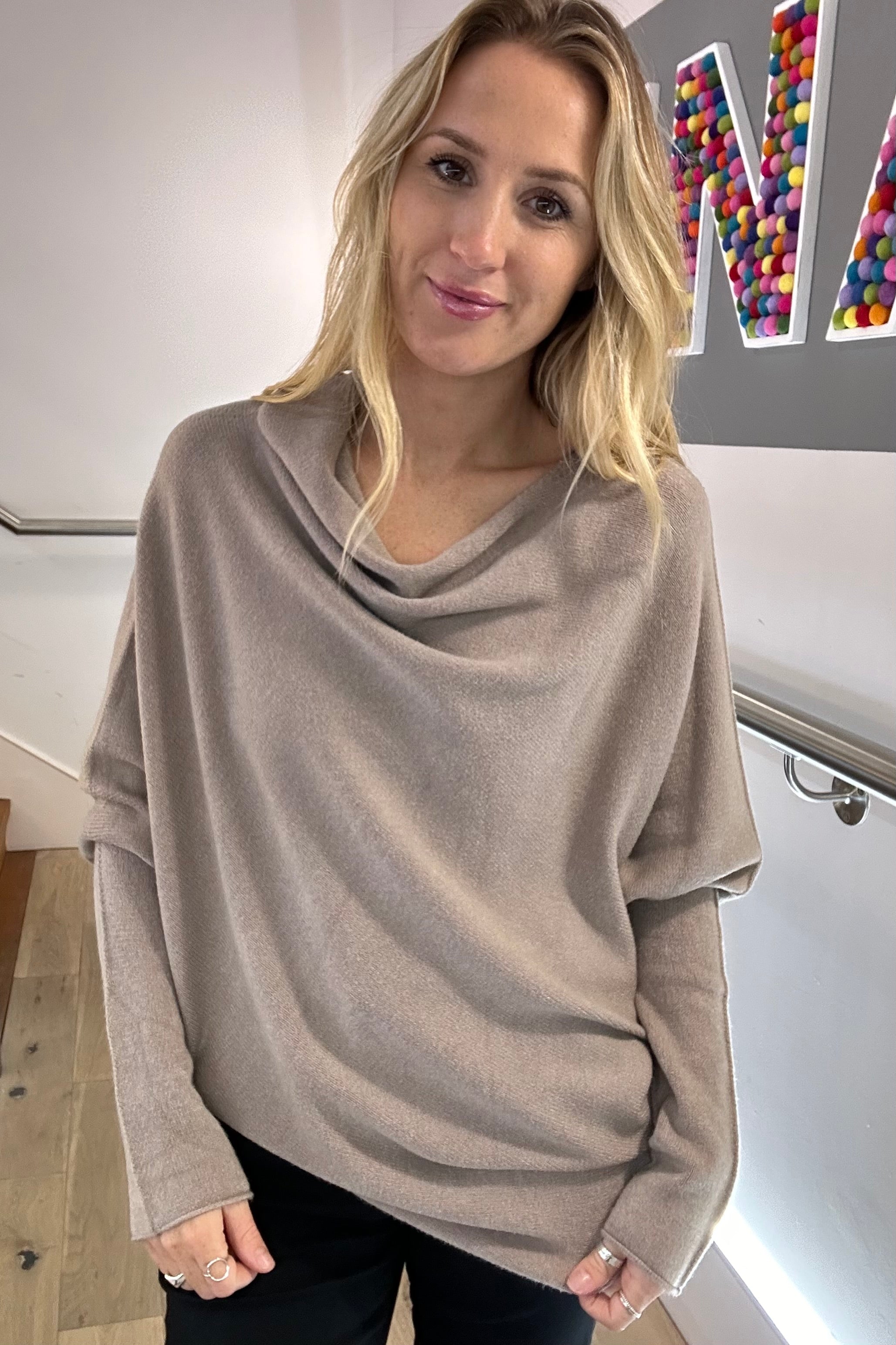 Weicher, asymmetrischer Pullover