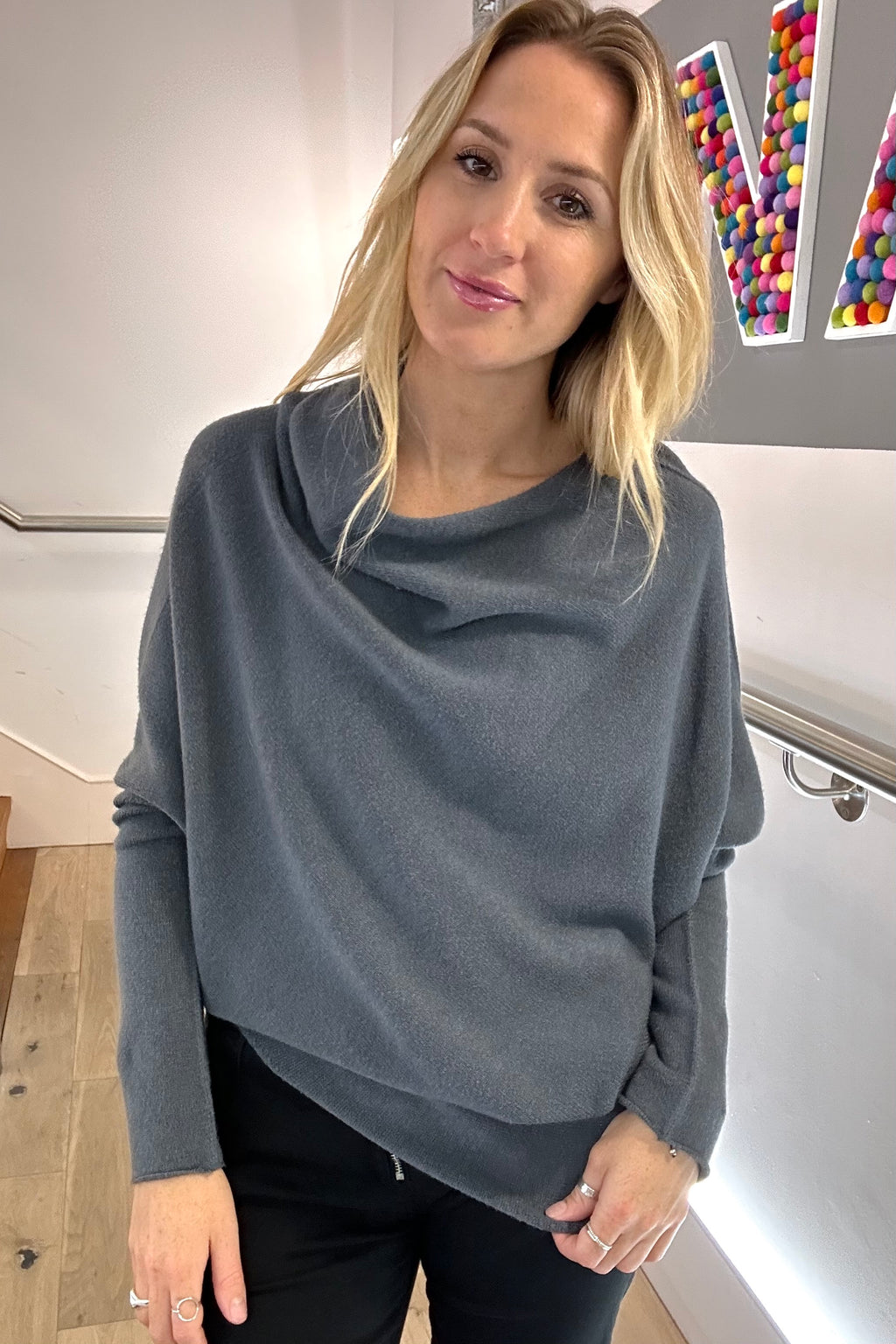 Weicher, asymmetrischer Pullover