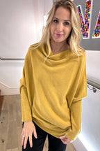 Weicher, asymmetrischer Pullover