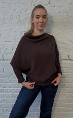 Weicher, asymmetrischer Pullover