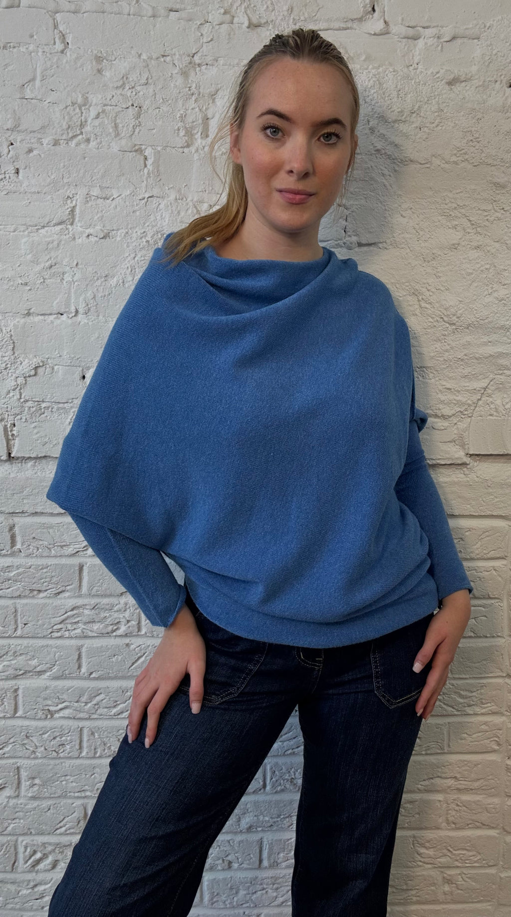 Weicher, asymmetrischer Pullover