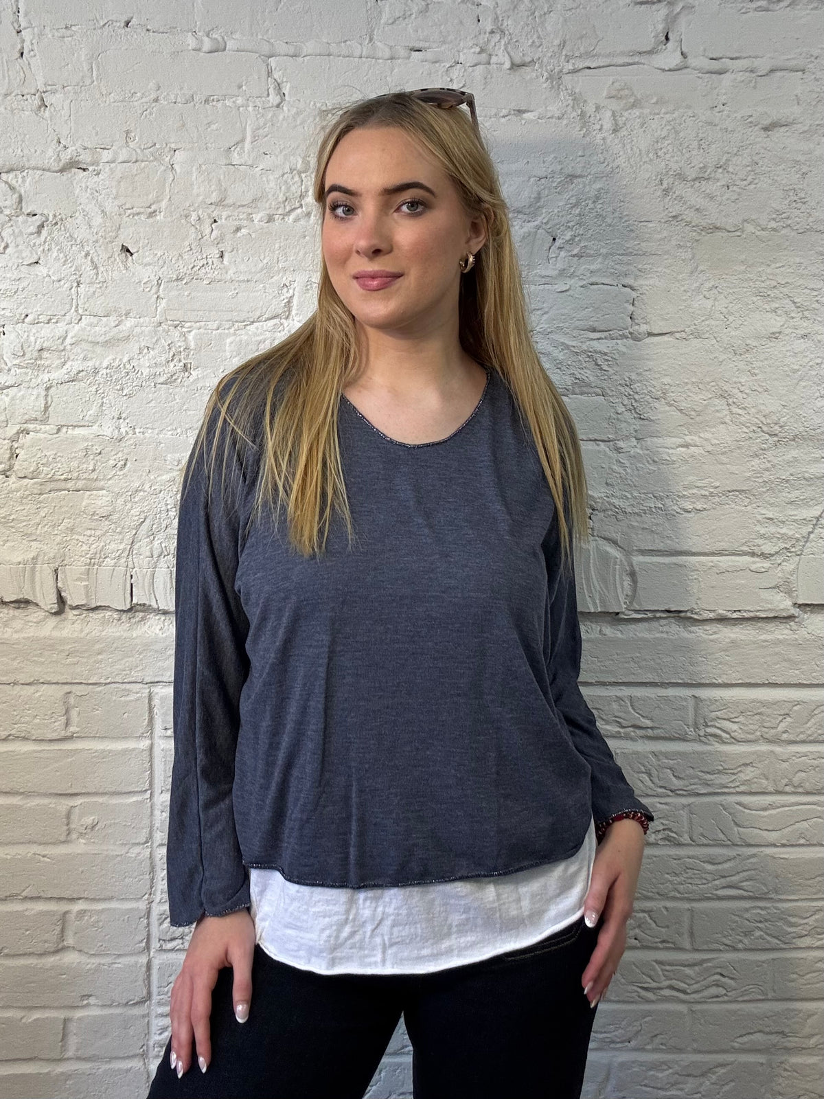 Mehrlagiges Top mit V-Ausschnitt