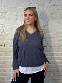 Mehrlagiges Top mit V-Ausschnitt