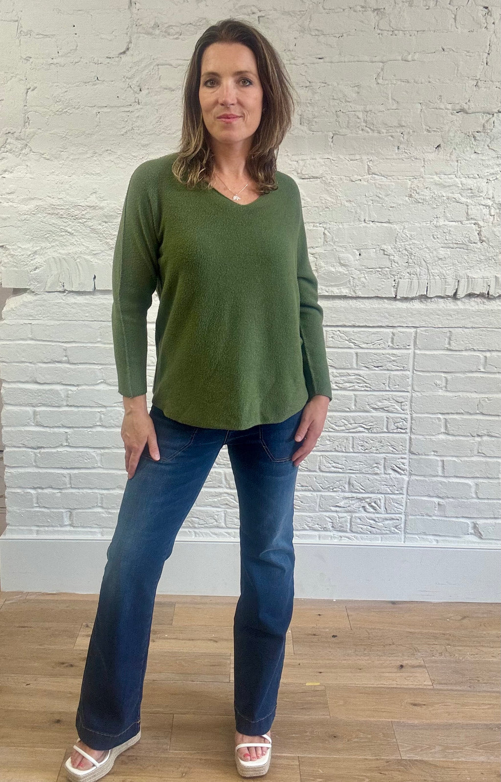 Pullover mit V-Ausschnitt und abgerundetem Saum