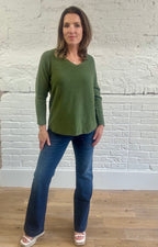 Pullover mit V-Ausschnitt und abgerundetem Saum