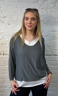 Mehrlagiges Top mit V-Ausschnitt