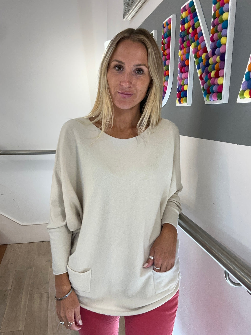 Pullover mit Fledermausärmeln und zwei Taschen