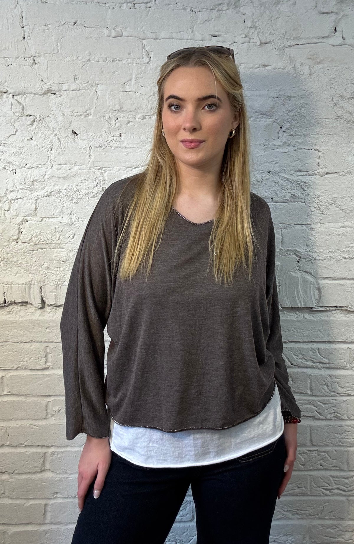 Mehrlagiges Top mit V-Ausschnitt