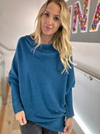 Weicher, asymmetrischer Pullover