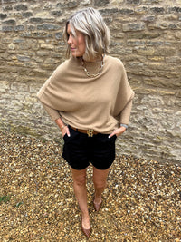 Asymmetrischer Pullover mit Fledermausflügeln