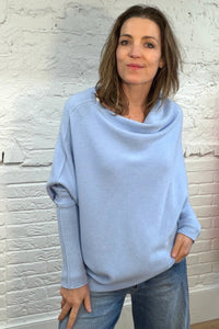 Weicher, asymmetrischer Pullover