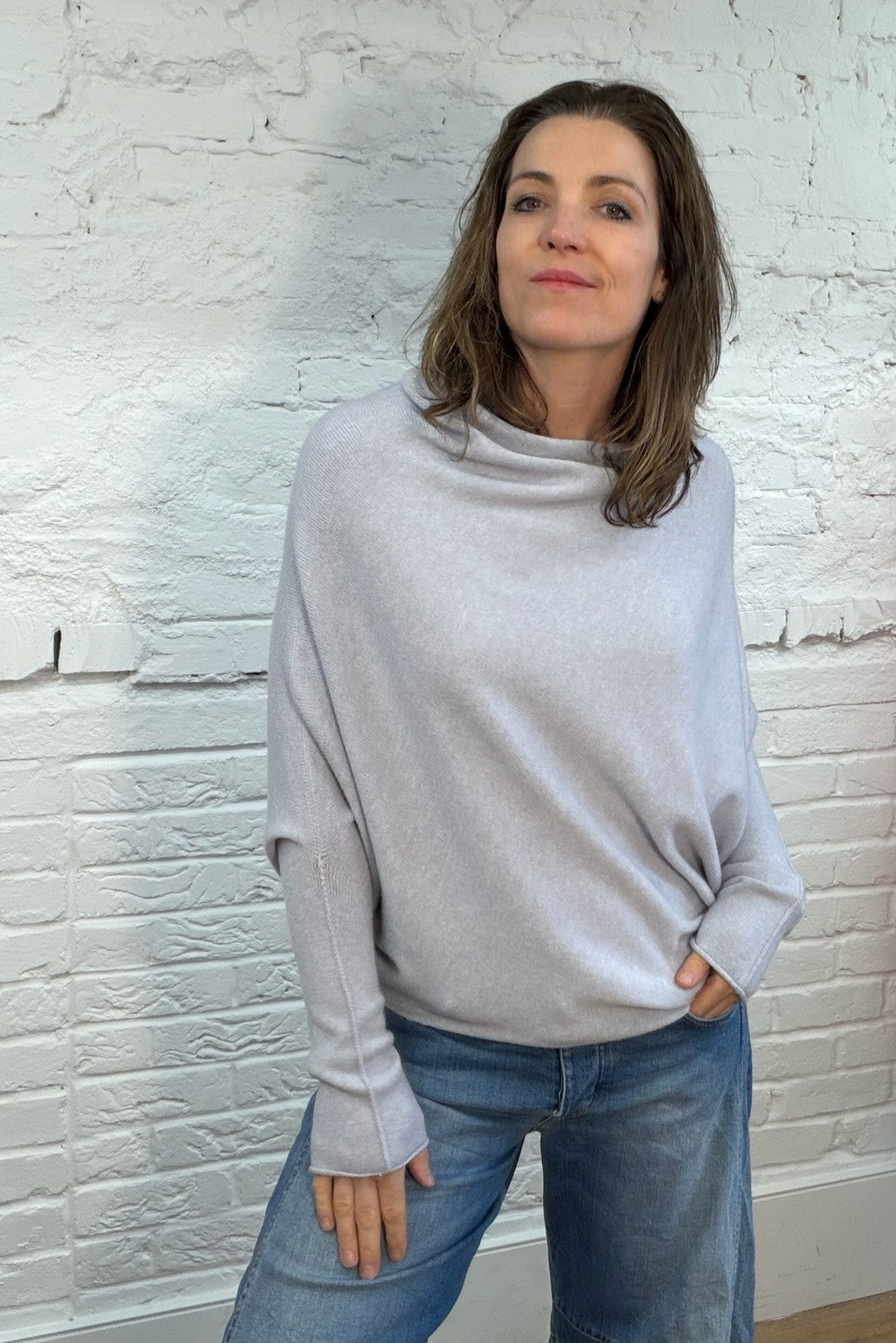 Weicher, asymmetrischer Pullover