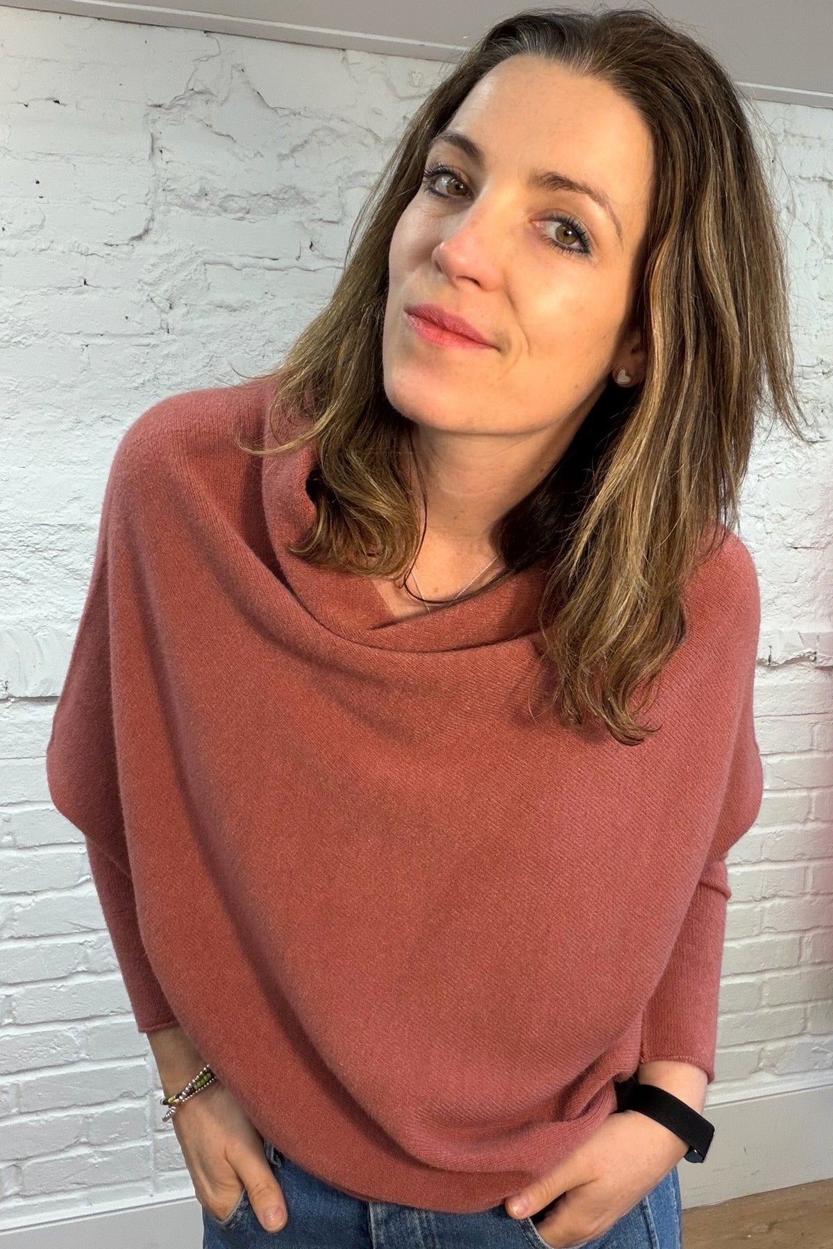 Weicher, asymmetrischer Pullover