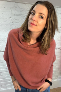 Weicher, asymmetrischer Pullover