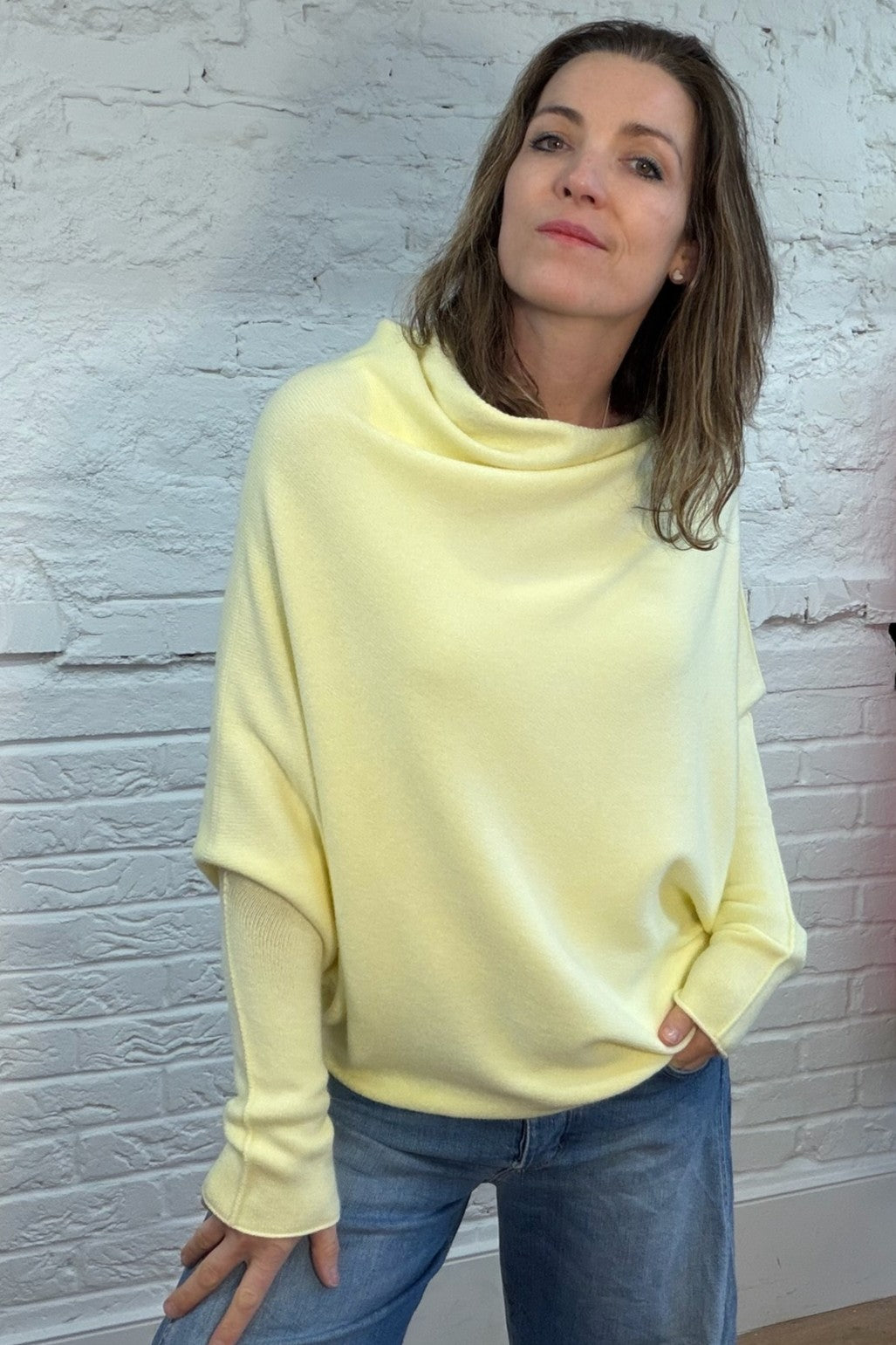 Weicher, asymmetrischer Pullover