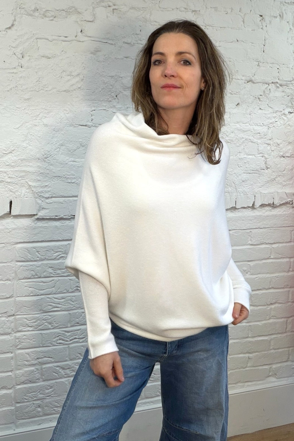 Weicher, asymmetrischer Pullover
