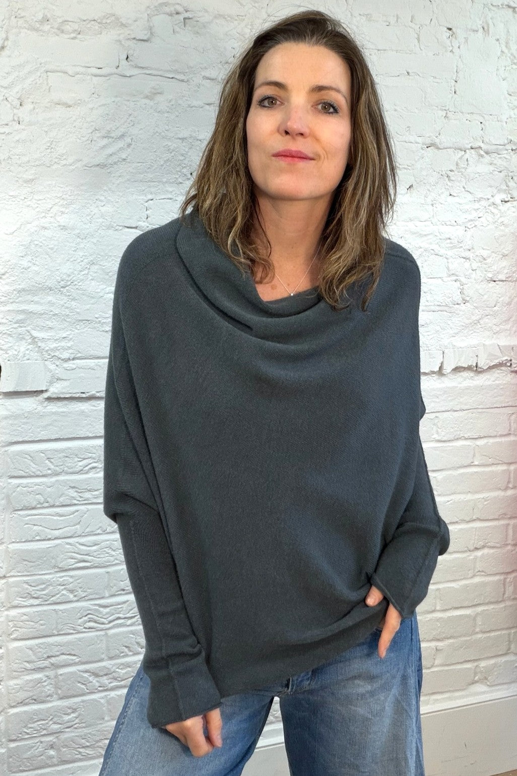 Weicher, asymmetrischer Pullover