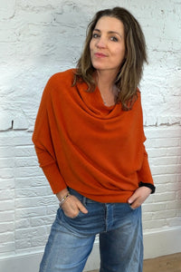 Weicher, asymmetrischer Pullover