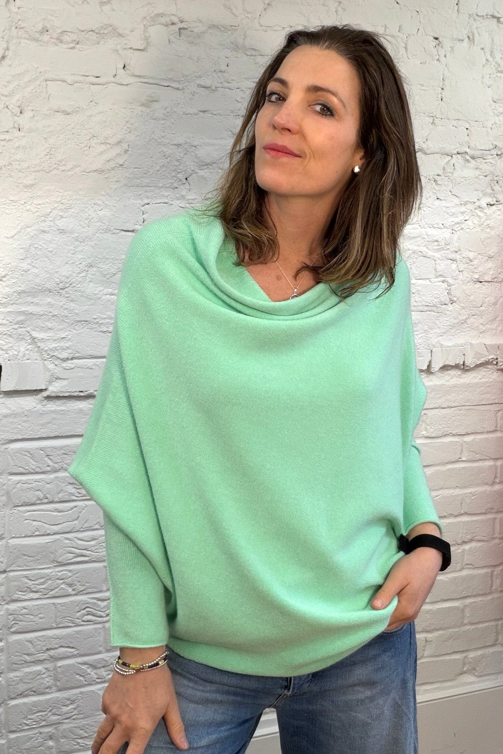 Weicher, asymmetrischer Pullover