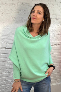 Weicher, asymmetrischer Pullover