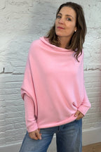 Weicher, asymmetrischer Pullover