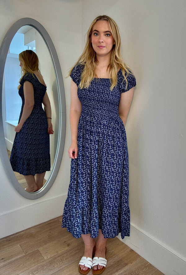 Vestido largo fruncido con estampado floral y florecitas