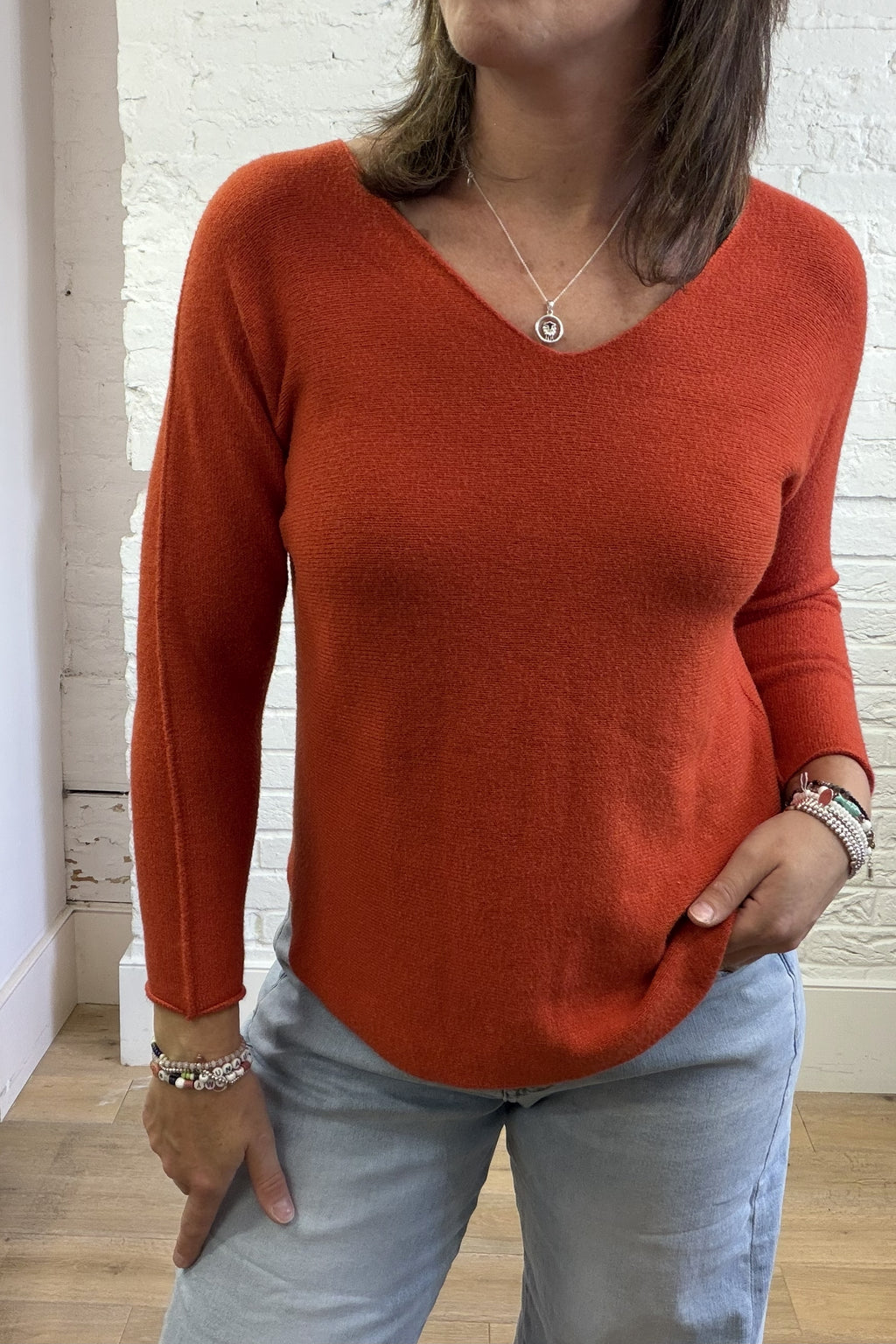 Pullover mit V-Ausschnitt und abgerundetem Saum