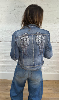 Jeansjacke mit Engelsflügeln