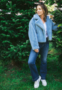 Abrigo corto de piel sintética azul Jayley