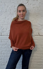 Weicher, asymmetrischer Pullover