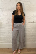 Gestreifte Hose mit weitem Bein