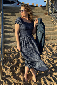 Vestido largo fruncido con estampado floral y florecitas