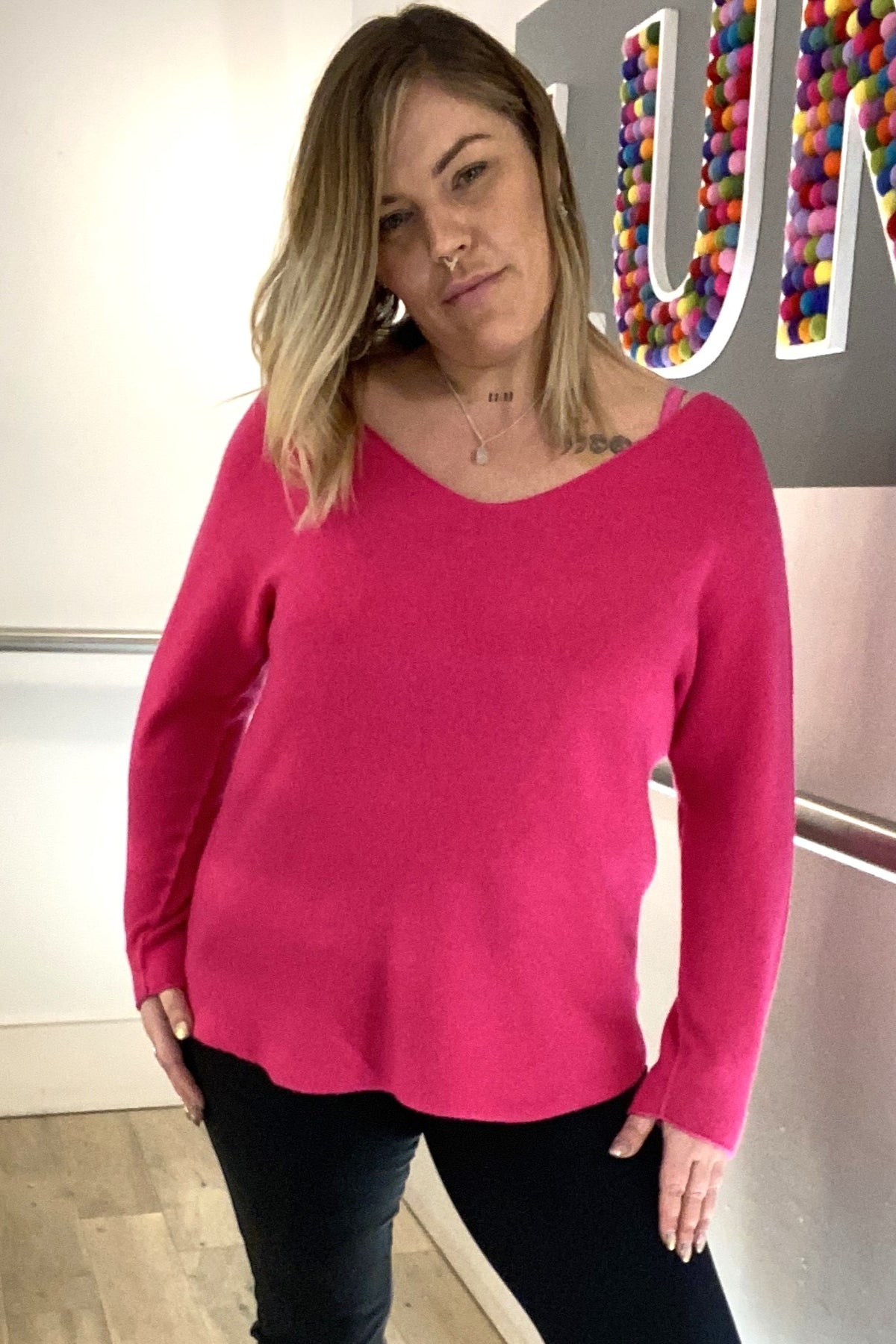 Pullover mit V-Ausschnitt und abgerundetem Saum