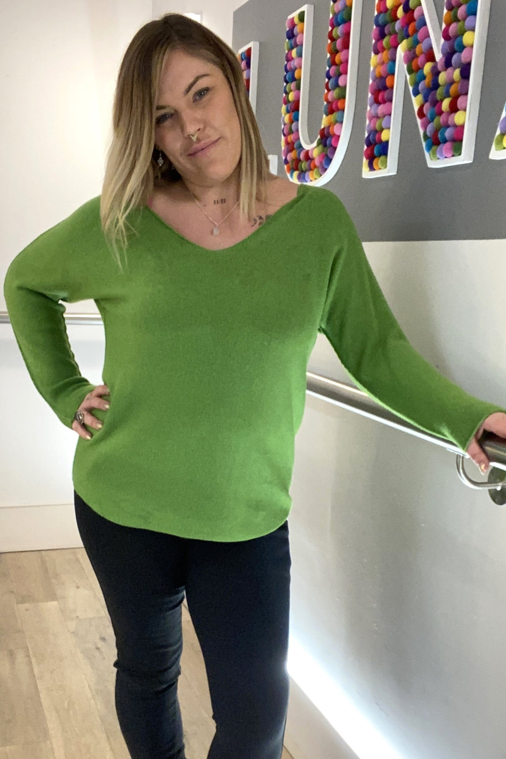 Pullover mit V-Ausschnitt und abgerundetem Saum