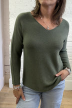Pullover mit V-Ausschnitt und abgerundetem Saum