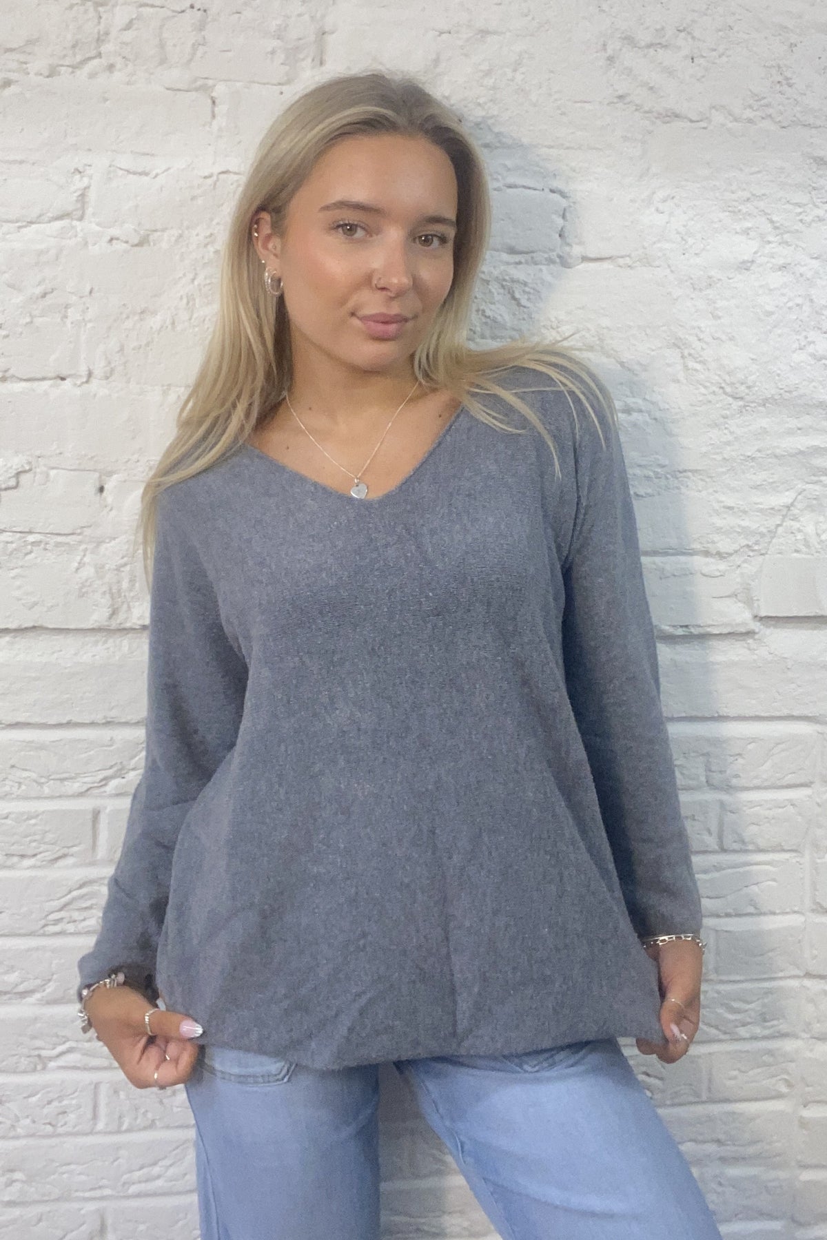 Pullover mit V-Ausschnitt und abgerundetem Saum