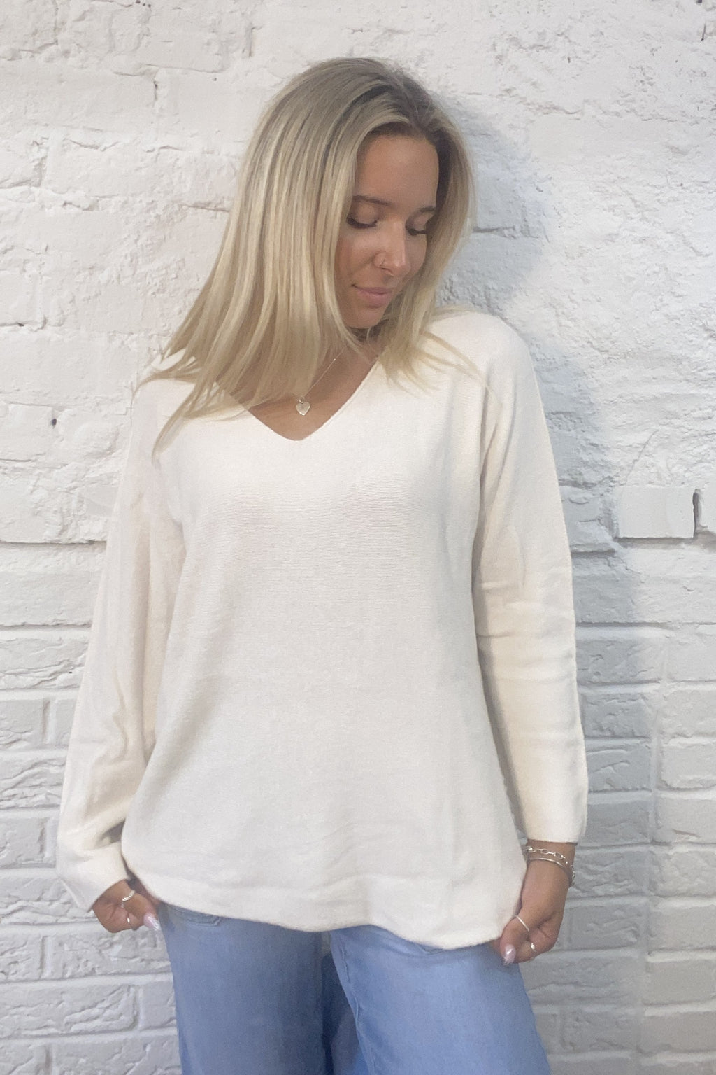 Pullover mit V-Ausschnitt und abgerundetem Saum