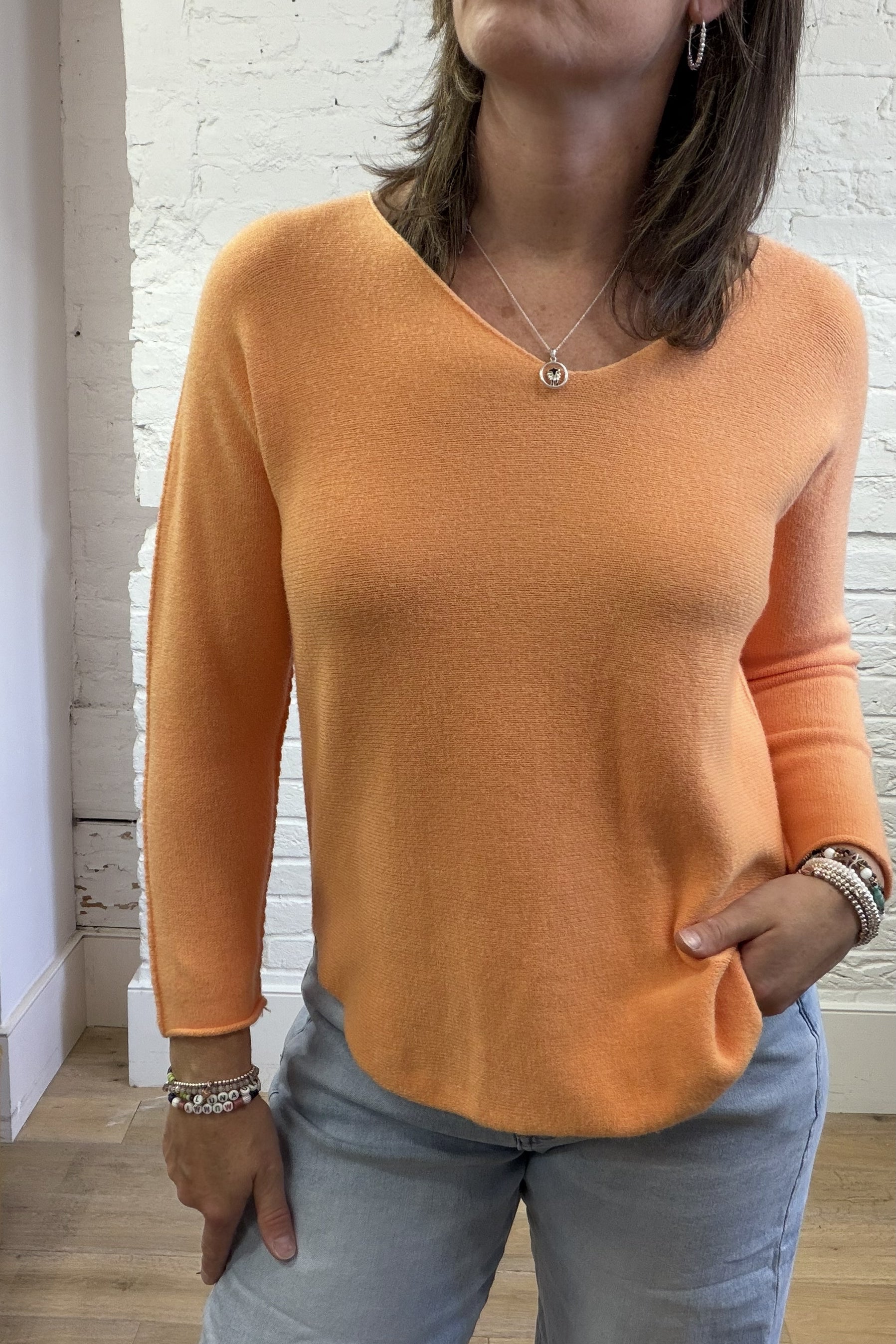 Pullover mit V-Ausschnitt und abgerundetem Saum
