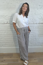 Pantalones anchos a rayas
