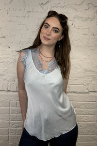 Seidige breite Spitze